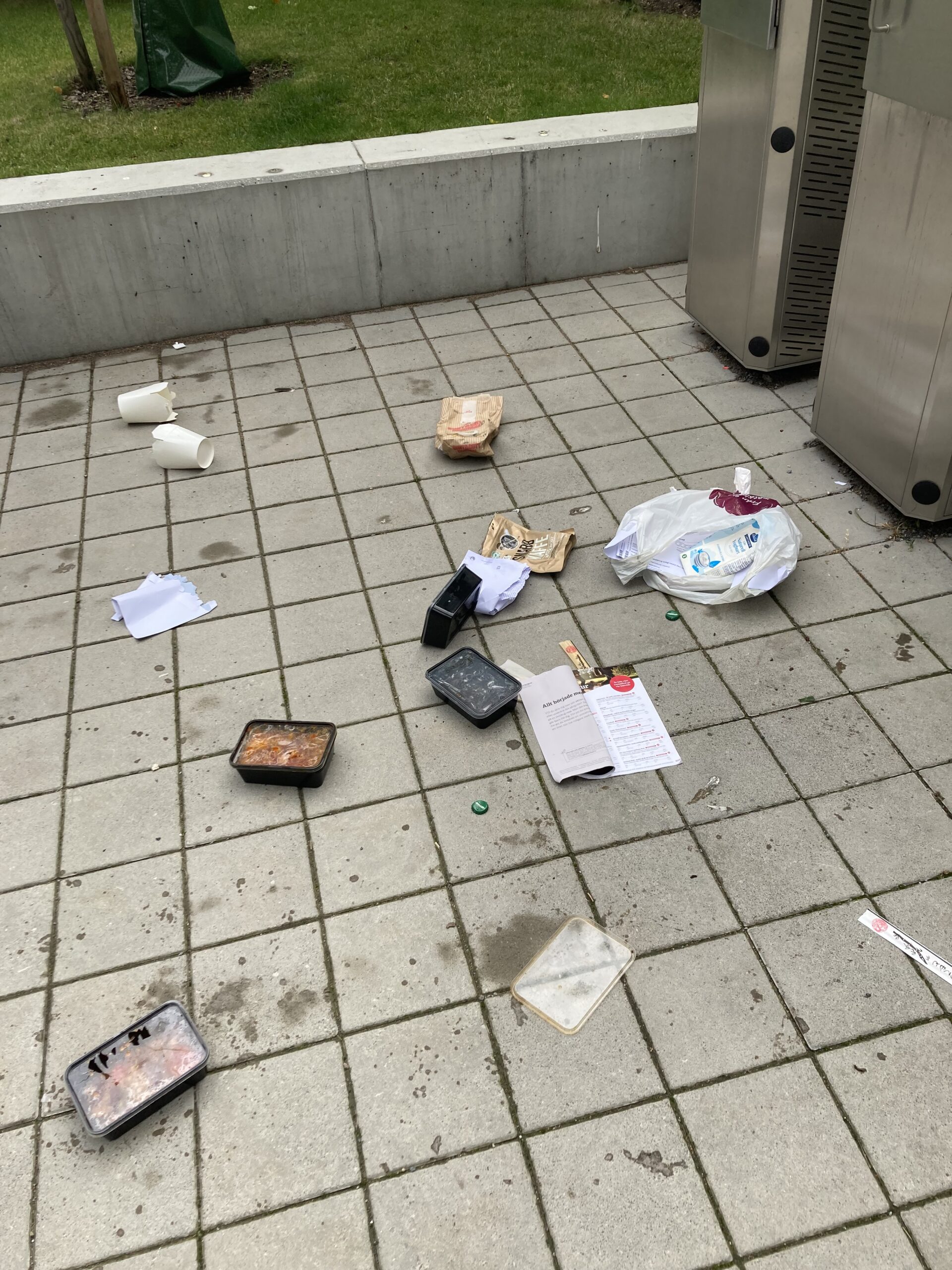 Ställ aldrig sopor bredvid sopnedkasten