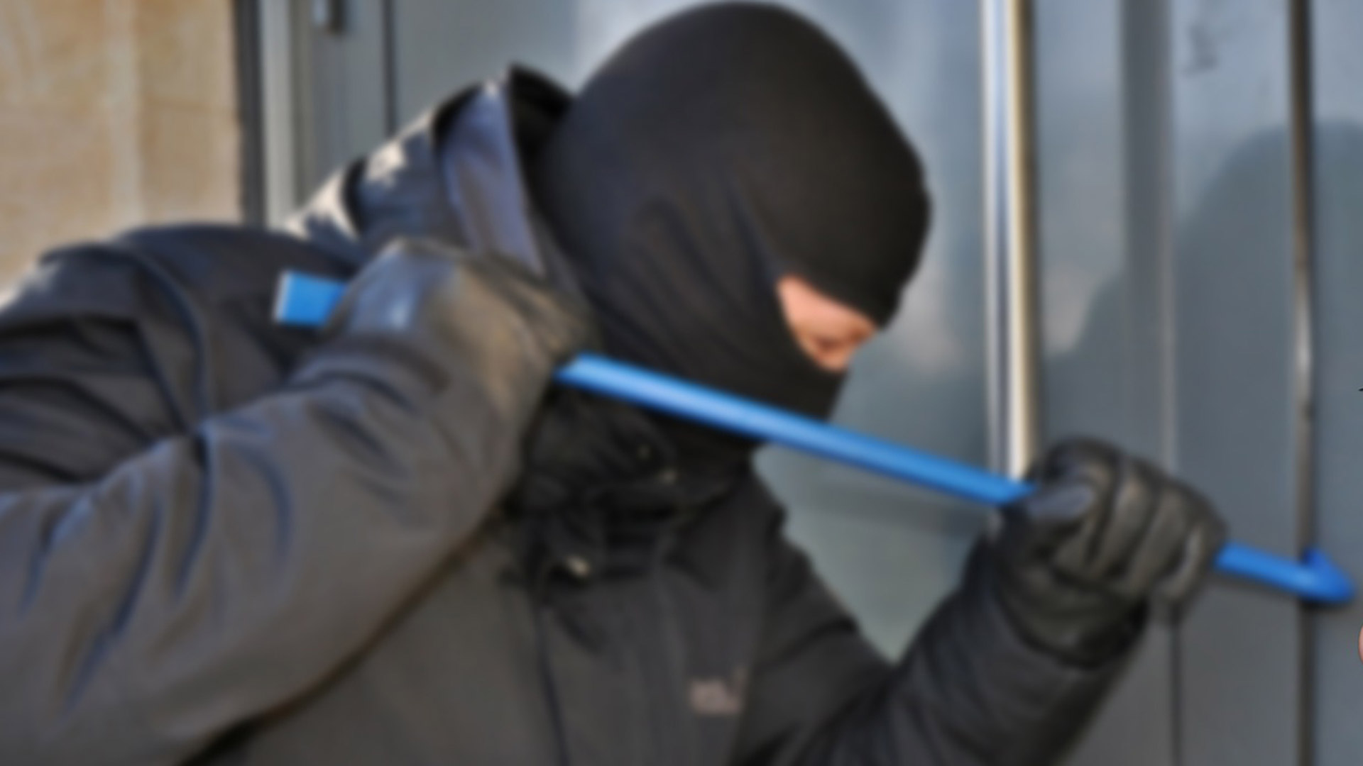 Montering av brytskydd på källardörrar